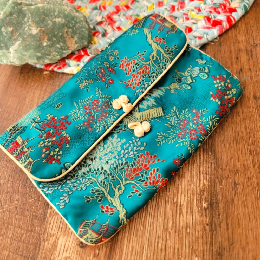 Beautiful vintage satin clutch!! 😍